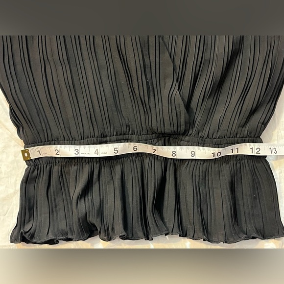 Moodie Women’s Small Black Sleeveless V-Neck Top - Picture 5 of 9